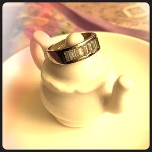 White gold/ zirconia baguettes ring